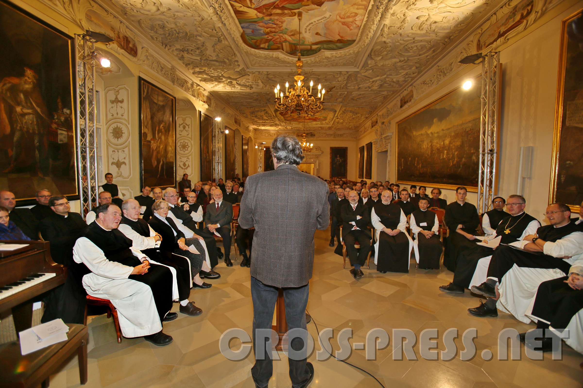 Sponsionsfeier der Phil.-Theol. HS "Benedikt XVI." Die akademische Feier fand im Kaisersaal statt. Hier Dr. Holubar bei seinem Vortrag.