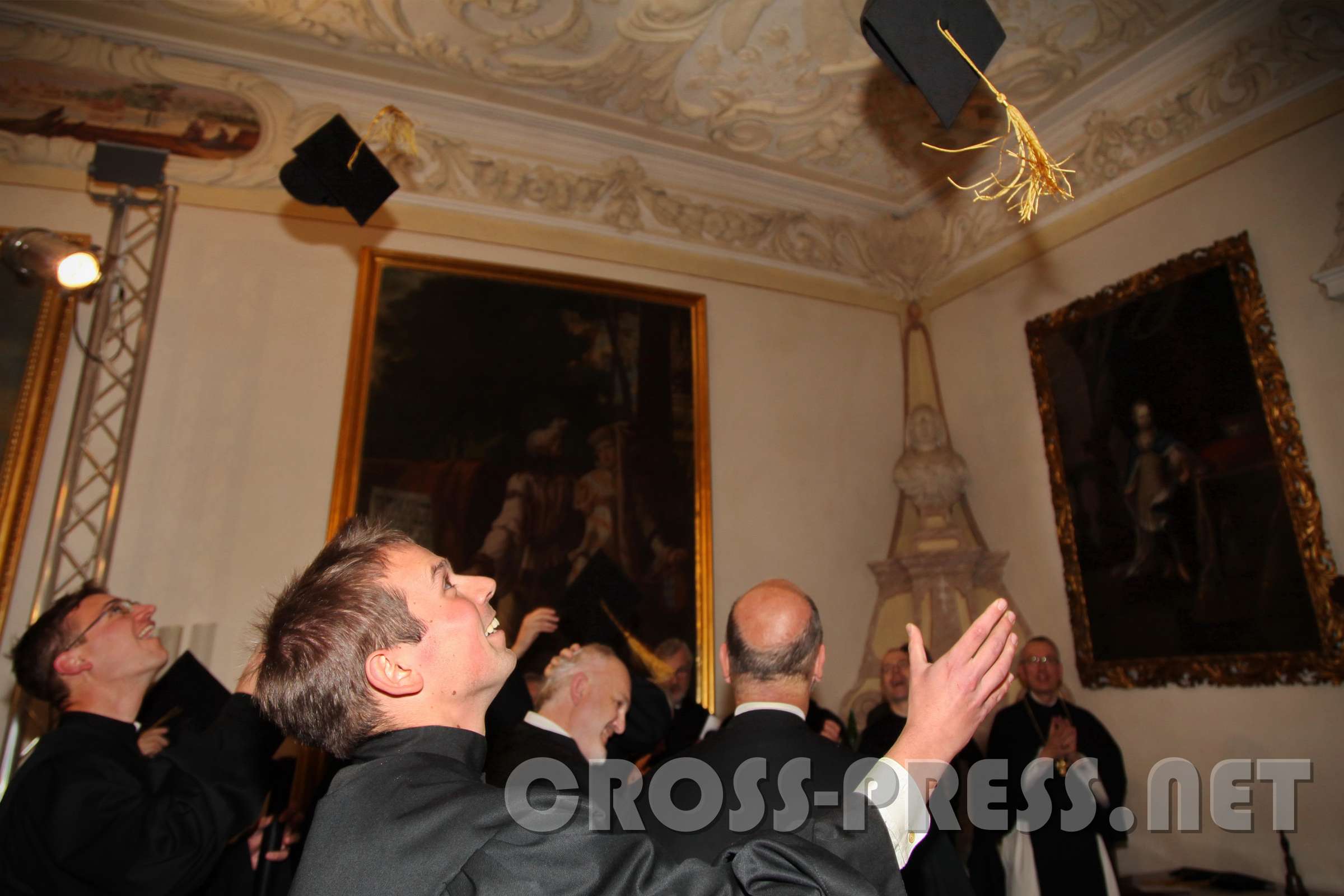 Sponsionsfeier der Phil.-Theol. HS "Benedikt XVI." Nach intonieren der Studentenhymne "Gaudeamus igitur" wurden die Hüte in Luft geworfen. :)