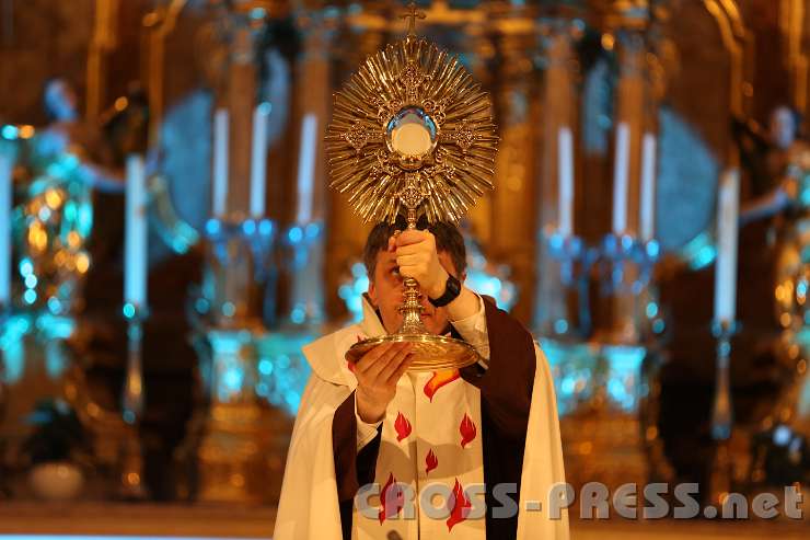 2014.05.16_21.21.40.jpg - P.Benno erteilt den Eucharistischen Segen.