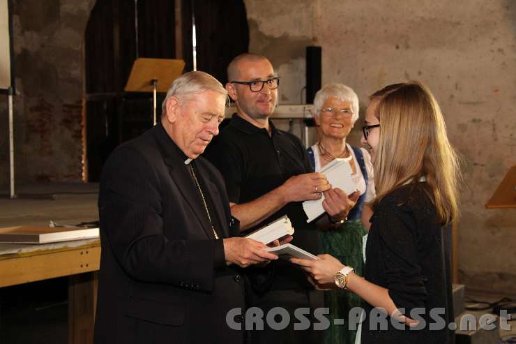 2014.05.21_17.00.23.jpg - Bischof Schwarz verteilt die Bücher an die Schüler.