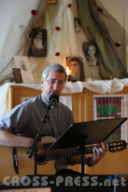 2014.05.23_18.09.28_01.jpg - Hw. Andreas Schätzle gab anlässlich der "Langen Nacht der Kirche" ein Konzert mit von ihm komponierten Liedern.