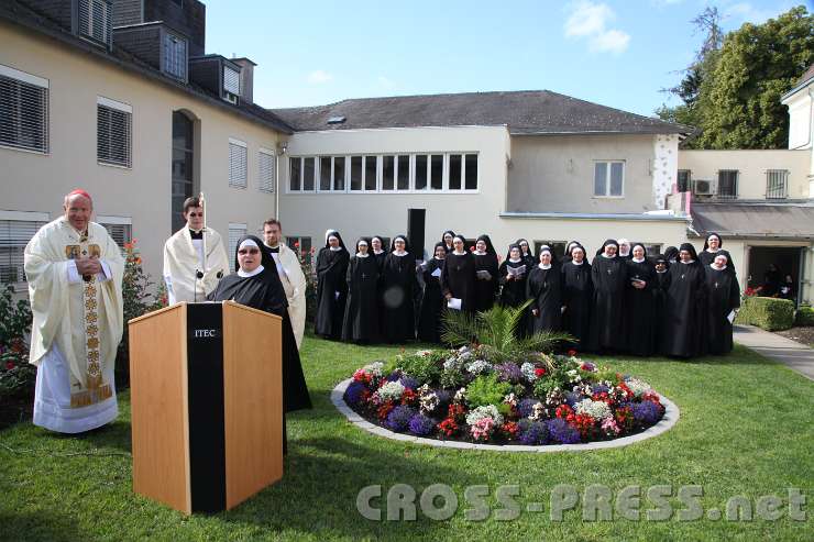 2014.06.26_09.36.40.jpg - Die Feiergemeinde und die ehrwürdigen Schwestern haben sich im Garten versammelt, wo Kardinal Schönborn alle begrüßt.