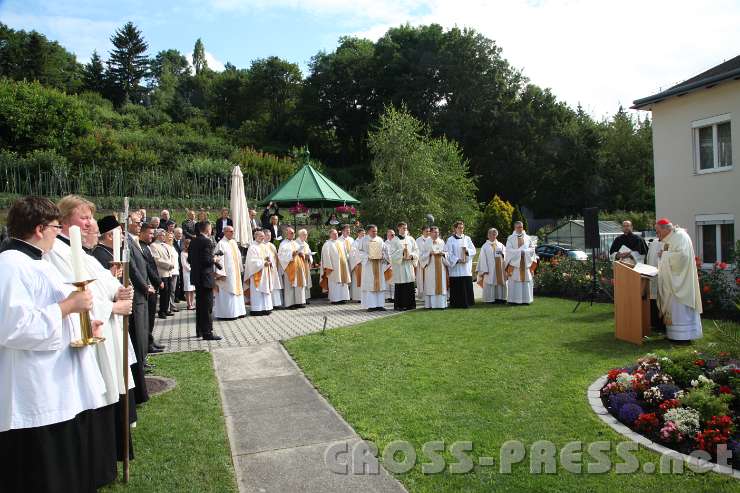 2014.06.26_09.38.54.jpg - Die Feiergemeinde und die ehrwürdigen Schwestern haben sich im Garten versammelt, wo Kardinal Schönborn alle begrüßt.