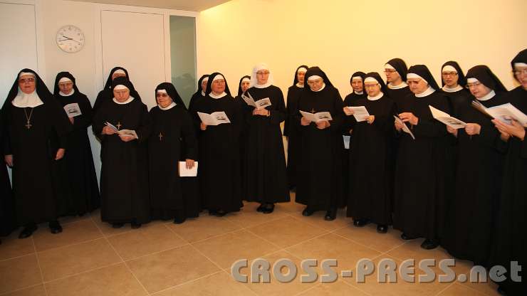 2014.06.26_09.43.17.jpg - Spalier der Schwesterngemeinschaft, versammelt in Erwartung der Öffnungszeremonie vor ihrem verschlossenen Kirchentor.