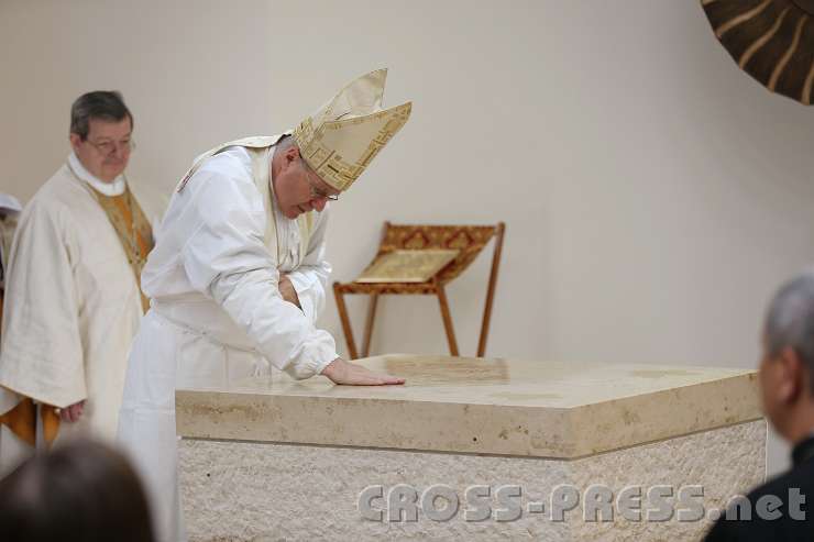 2014.06.26_10.40.52.jpg - Kardinal Schönborn reibt das Chrisamöl in die Steinplatte.