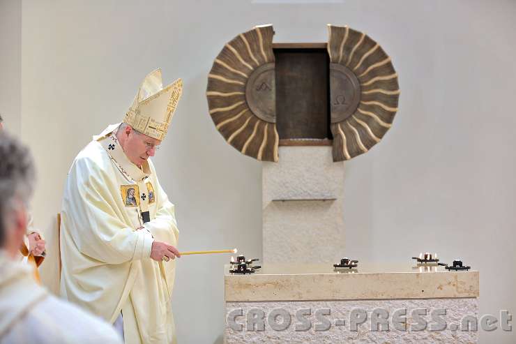 2014.06.26_10.48.26.jpg - Kardinal Schönborn entzündet die 5 Weihrauchkreuze auf dem Altar mit dem Feuer der Osterkerze.