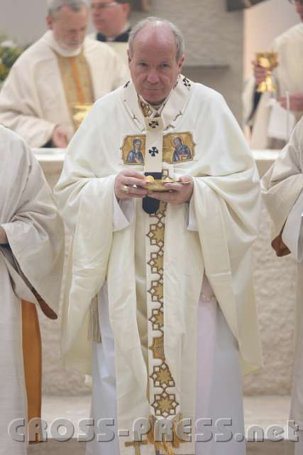 2014.06.26_11.32.04.jpg - Kardinal Christoph Schönborn spendet den Leib Christi.