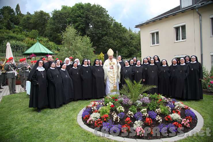 2014.06.26_12.05.06.jpg - Gemeinsames Foto der Schwestern mit Kardinal Christoph Schönborn.