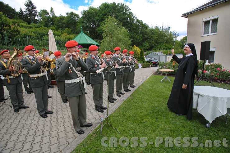 2014.06.26_12.23.27.jpg - Schwester Magdalena dirigiert auch die Militärmusik ...