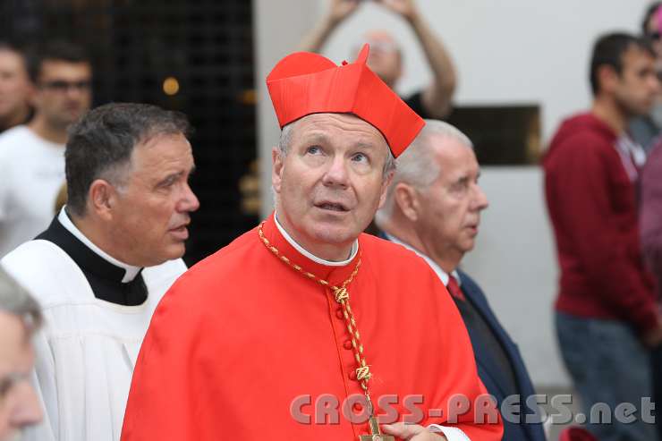 2014.09.14_18.06.53.jpg - Kardinal Schönborn würdigt die Allerheilgste Dreifaltgigkeit bei der Säule am Graben.