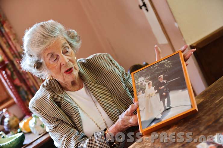 2014.09.16_11.37.26.jpg - Fürstin Marianne mit dem Hochzeitsbild ihrer Enkelin Filippa.