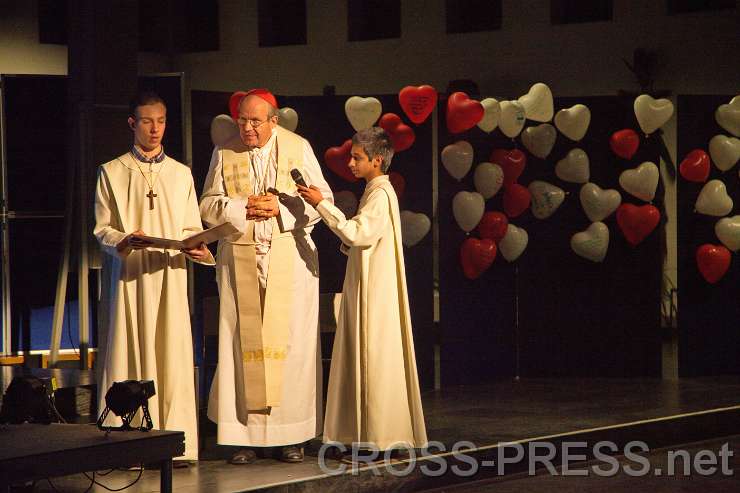 2015.03.21_18.09.45_21.jpg - Kardinal Schönborn in der Jugendkirche