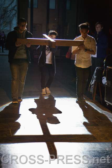 2015.03.21_18.09.45_43.jpg - Jugendliche tragen das Kreuz zur Bühne.