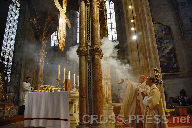 2015.04.30_16.00.51.JPG - Inzensierung des Altars und des Kreuzes.