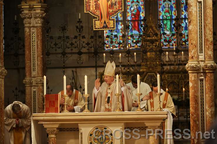 2015.04.30_16.42.19_67.JPG - Abschluss-Segen von Kardinal Schönborn