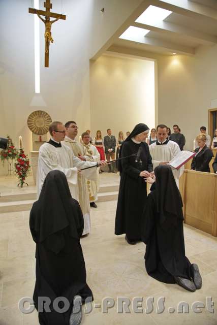 2015.05.03_10.30.13.JPG - Sr. Faustina erhält als eines von drei Professzeichen einen Ring.