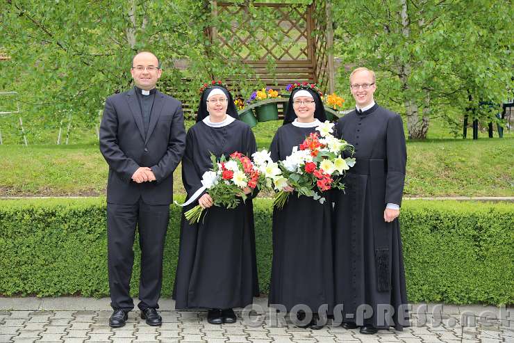 2015.05.03_12.14.47.JPG - Foto mit Konzelebranten.