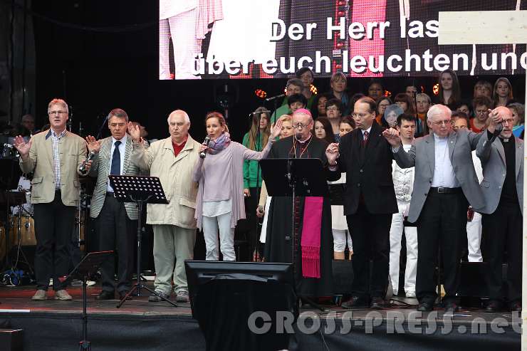 2015.05.25_17.46.16.JPG - Diözesanbischof Ludwig Schwarz beim Vateruser-Gebet.