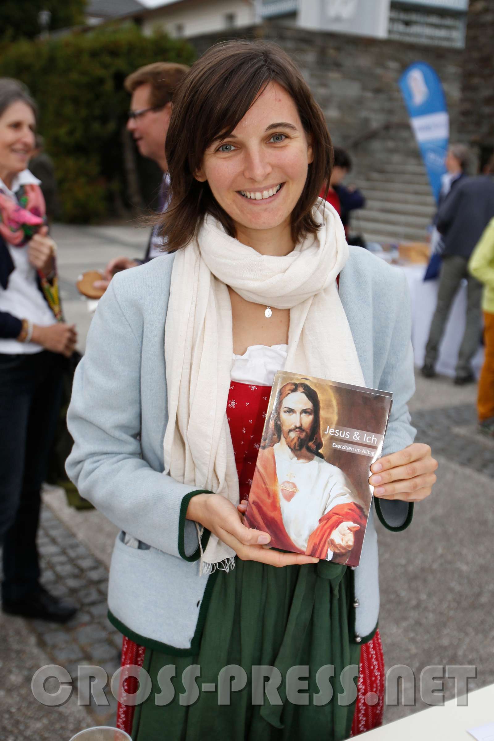 Radio Maria Austria - 17. JahresWallfahrt RM-Moderatorin mit Exertizienbuch "Jesus & ich"