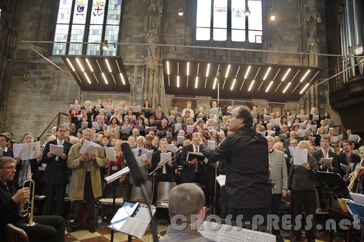 2015.09.26_16.00.47.jpg - Der Chor bestand aus mehr als 300 Sängern aus allen Teilen der Diözese.