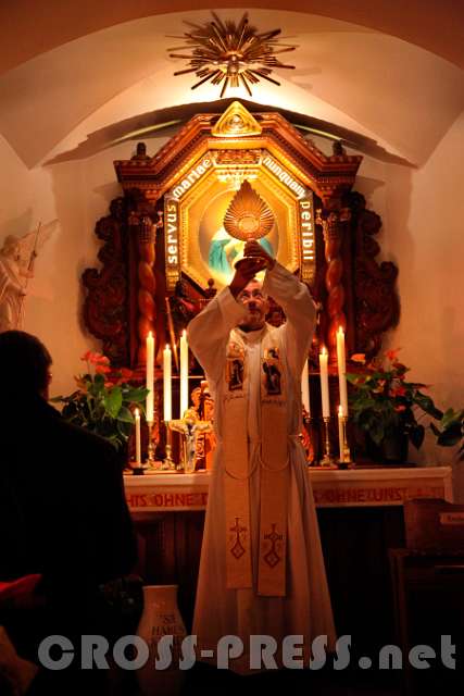 2015.11.21_17.34.03.l.jpg - Abschluss mit dem Eucharistischen Segen in der Schönstatt-Kapelle am Kahlenberg.
