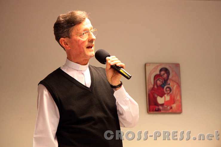 2015.12.08_16.38.22.jpg - Pfarrer Clemens Abrahamovicz bei seinem Vortrag zum Thema "Das Jubeljahr der Barmherzigkeit".