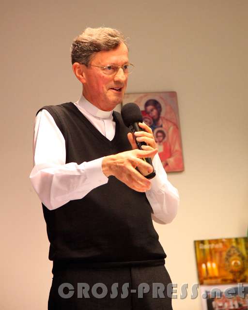 2015.12.08_16.40.09.jpg - Pfarrer Clemens Abrahamovicz bei seinem Vortrag zum Thema "Das Jubeljahr der Barmherzigkeit".