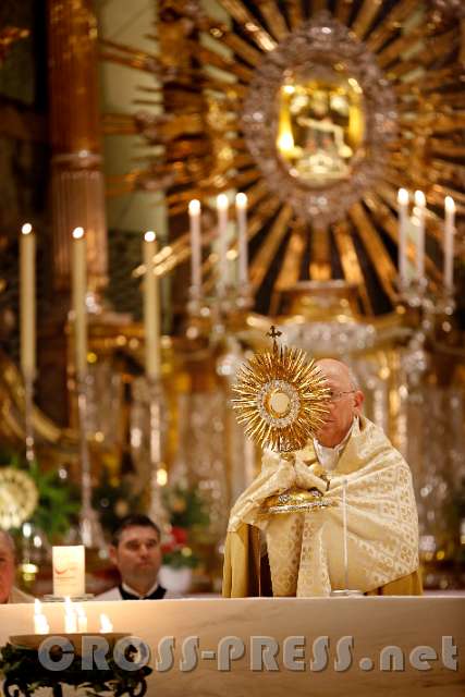 2016.01.29_19.54.31.JPG - Bischof Küng erteilt allenTeilnehmern den eucharistischen Segen.