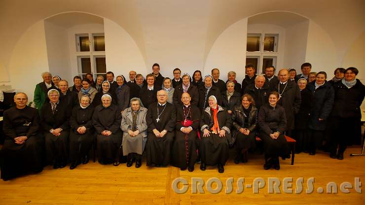 2016.01.29_20.23.24.JPG - Einige Teilnehmer der Abschlussfeier mit Diözesanbischof DDr. Klaus Küng.