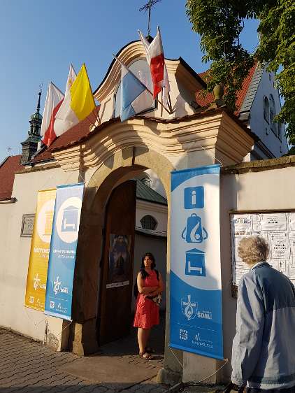 WeltJugendTag Krakau 2016 Alle Kirchen in Krakau waren feierlich geschmückt und die am Weltjugendtag beteiligten zusätzlich gekennzeichnet: hier bei den Franziskanern in Wieliczka gibt...