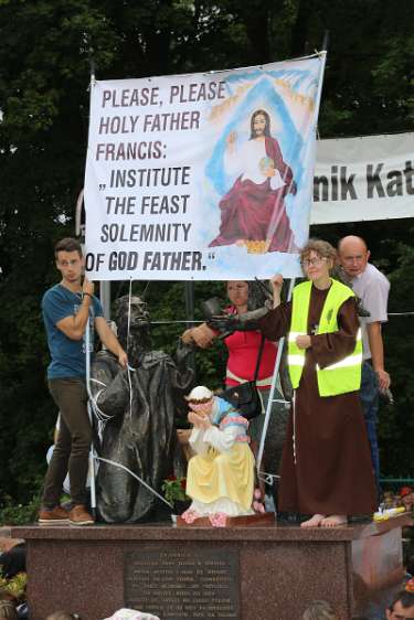 WeltJugendTag Krakau 2016 Eine Nonne mit dem Transparent: "Bitte, bitte heiliger Vater Franziskus, richte den Fest des Gott Vaters ein."