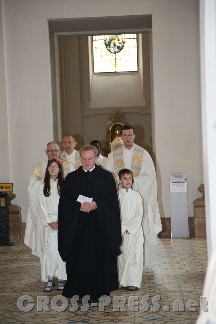 2017.05.27_14.30.56.jpg - Pater Michael Staberl, Superior von Mariazell, führt den Einzug an.