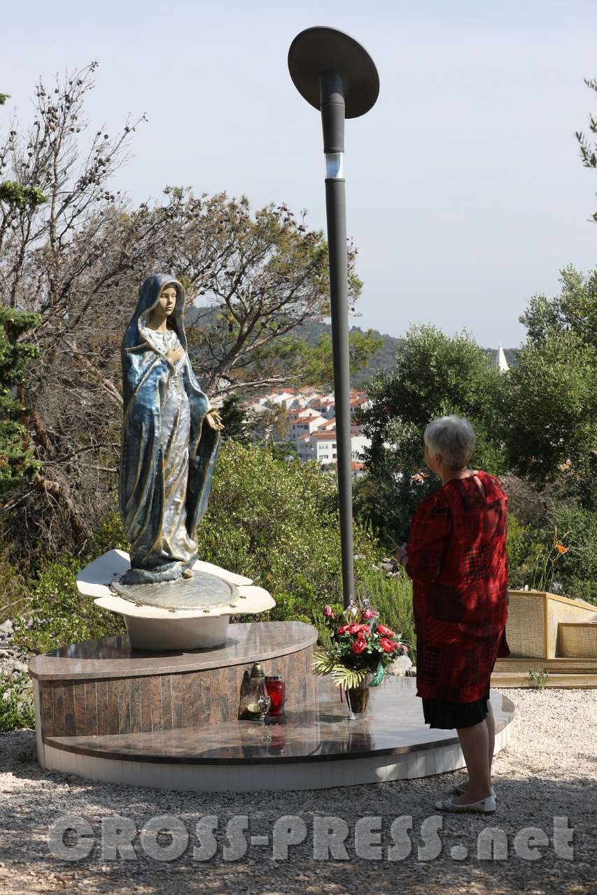 2017.06.16_16.28.01.jpg - Viele Pilger bringen Geschenke mit: diese Statue wurde von slowenischen Pilgern gestiftet.
