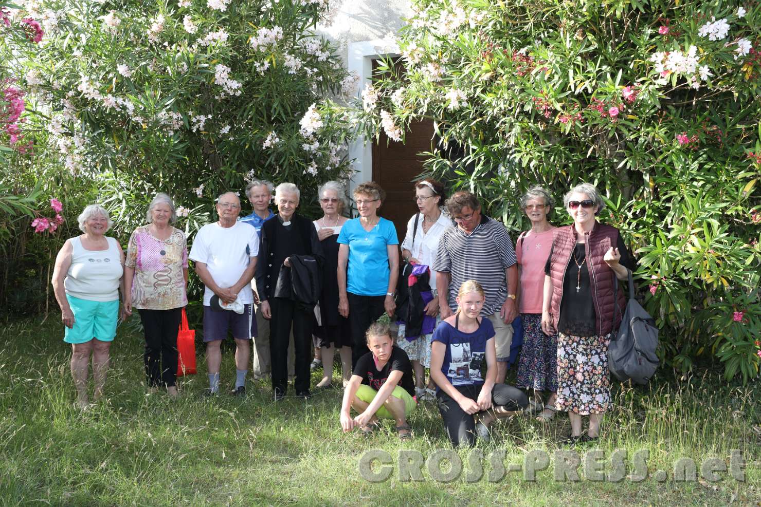 2017.06.17_18.07.04.jpg - Auf der Insel Male Srakane, wo es neben der gut instande gehaltenen Kapelle nur 2-3 Häuser gibt, wurden die österreichischen Pilger von einem Wiener willkommen geheißen, der hier seit gut 40 Jahren lebt.