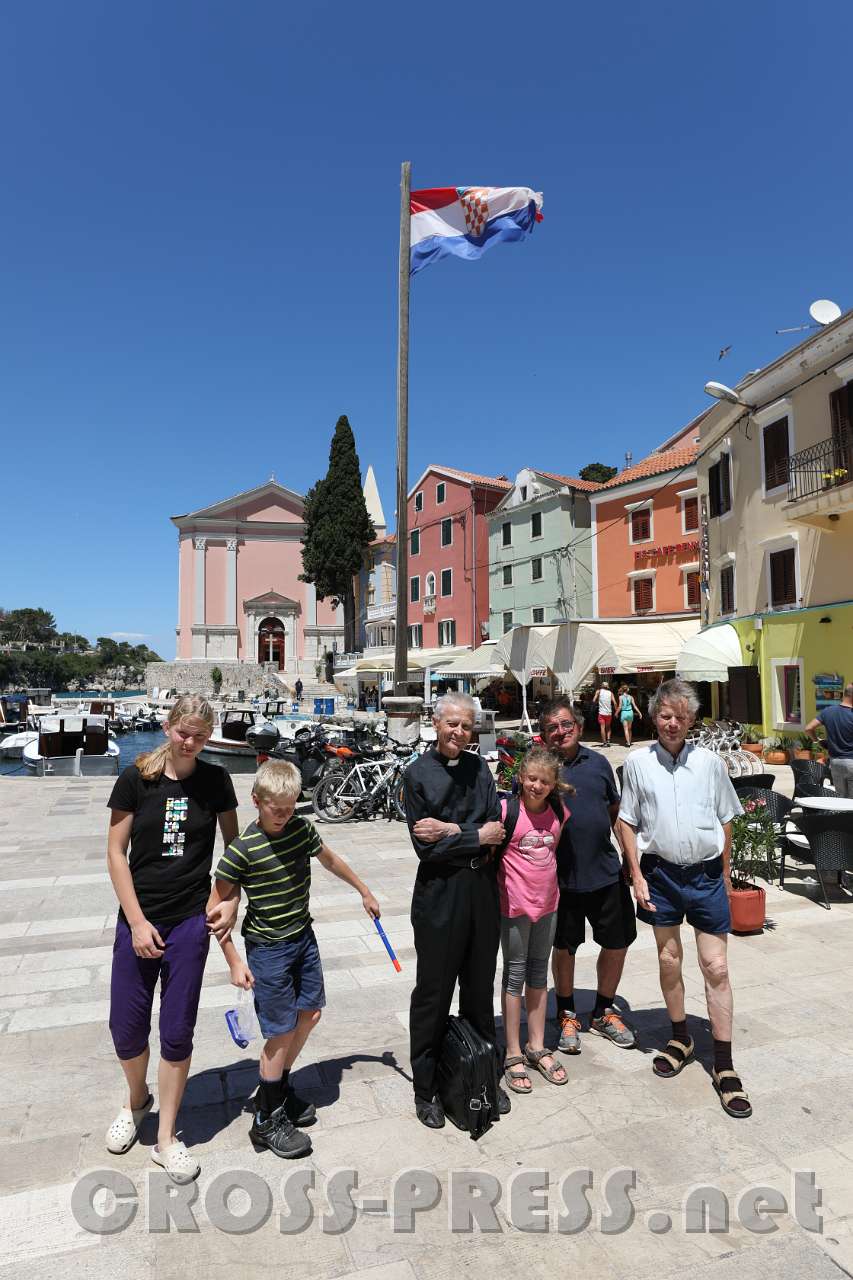 2017.06.18_13.07.34_01.jpg - Gruppenfoto auf dem Marktplatz Veli Lošinj.