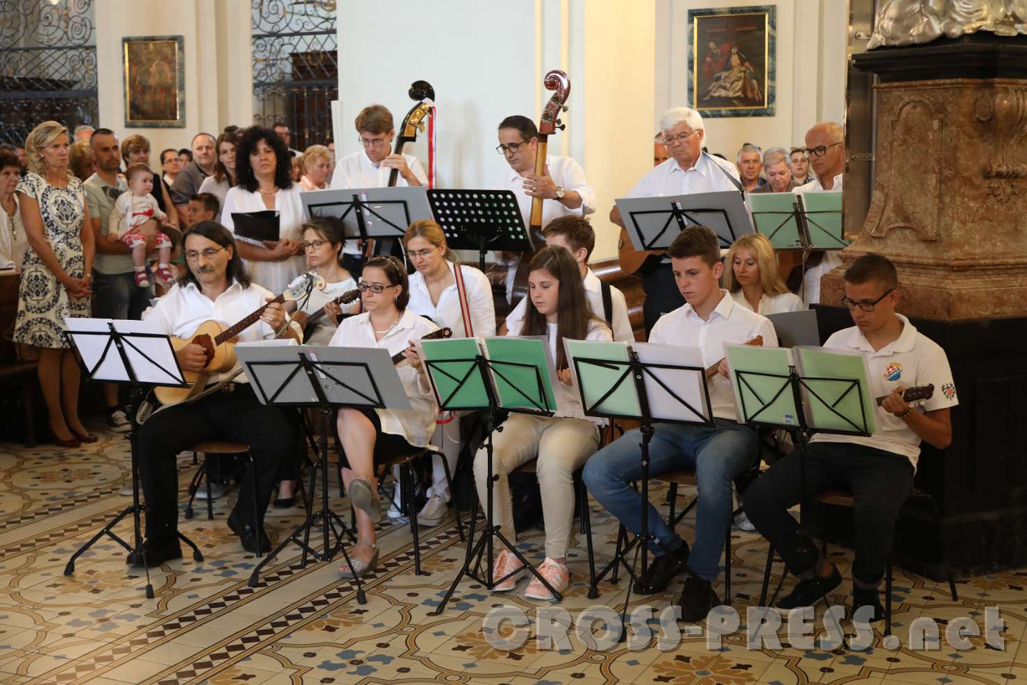 2017.06.24_10.03.18.jpg - Ein kroatisches Tamburizza Ensemble gestaltete die hl. Messe musikalisch.