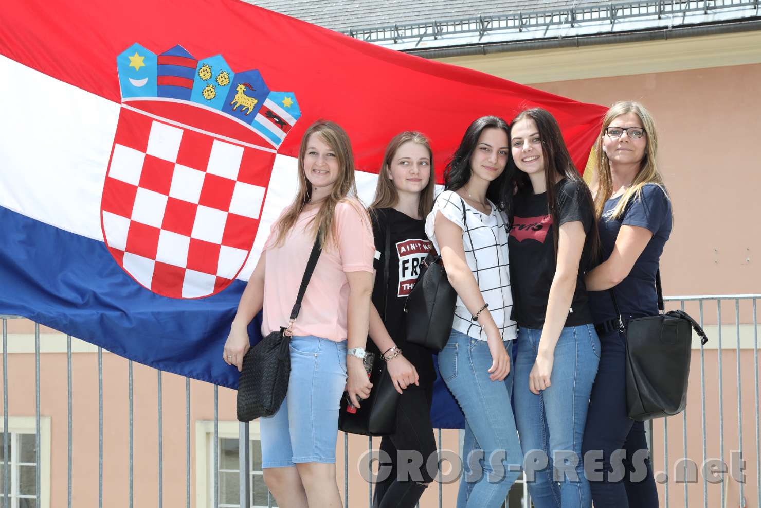 2017.06.24_12.55.22.jpg - Junge Österreicherinnen stolz auf ihre Kroatische Wurzel.  :)