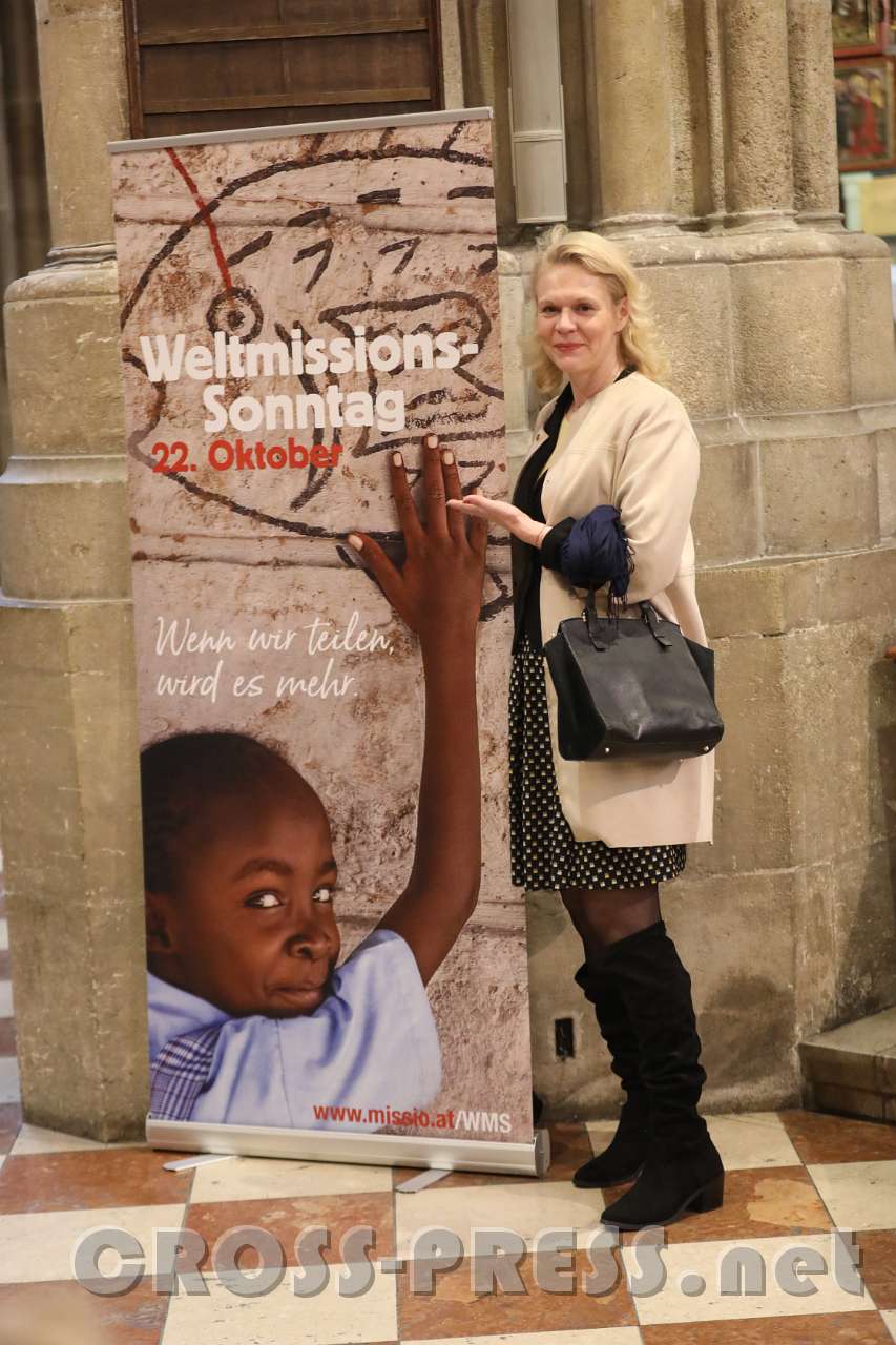 2017.10.22_10.07.37.jpg - Missio-Mitarbeiterin Monika Schwarzer-Beig hat das Foto für dieses Plakat bei ihrem Missionseinsatz in Afrika gemacht.