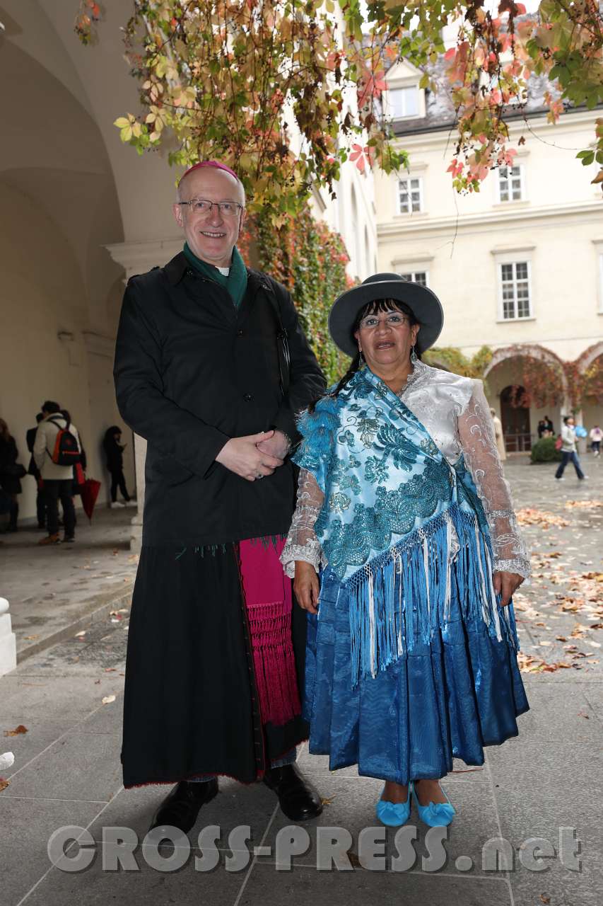 2017.10.22_12.44.58.jpg - Weihbischof Scharl mit Dame aus Bolivien.