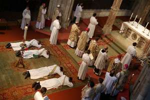 PriesterWeihe mit EB Gänswein in Hl.Kreuz Während der Allerheiligenlitanei liegen die Kandidaten ausgestreckt auf dem Boden.