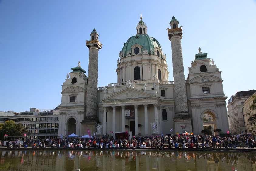 Marsch für's Leben Die Kundgebung am Wiener Karlsplatz begann mit kurzen eindrucksvollen Reden.