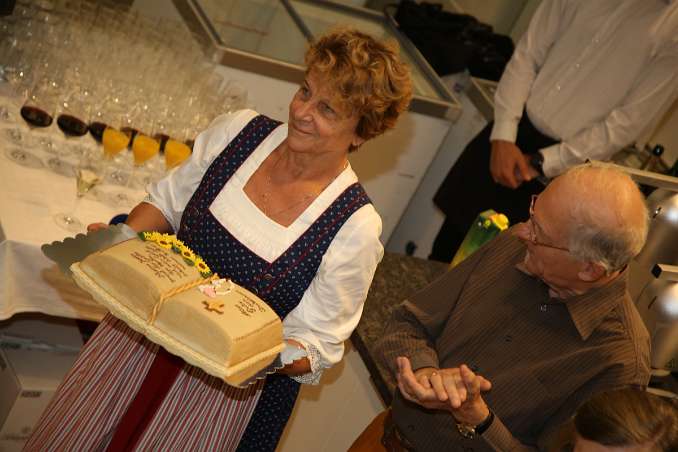 Jubiläumsfeier bei Radio Maria Austria Maria Hammer vom Küchenteam bringt die Festtagstorte.