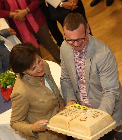 Jubiläumsfeier bei Radio Maria Austria Elisabeth Thonet und Christian Schmid bewundern die Festtagstorte.