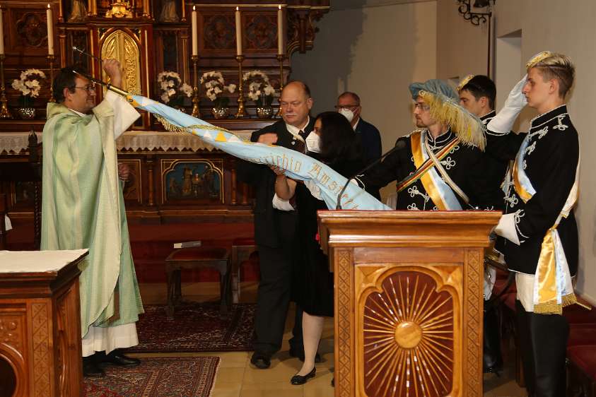 100. Stiftungsfest KÖMV Ostarrichia Amstetten Pfarrer Bösendorfer segnet die neue Ostarrichia Fahne.