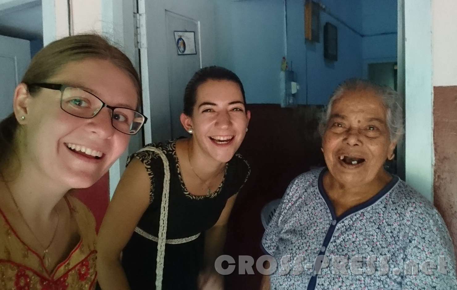 2016.11.01_11.17.33.JPG - Maria und Veronika mit einer alten Dame, die sie einem Monat lang täglich im Altersheim in Mangalore (Südindien) besucht haben. (Zahnarzt können sich die meisten Leute in vielen Länder der Welt überhaupt nicht leisten.)