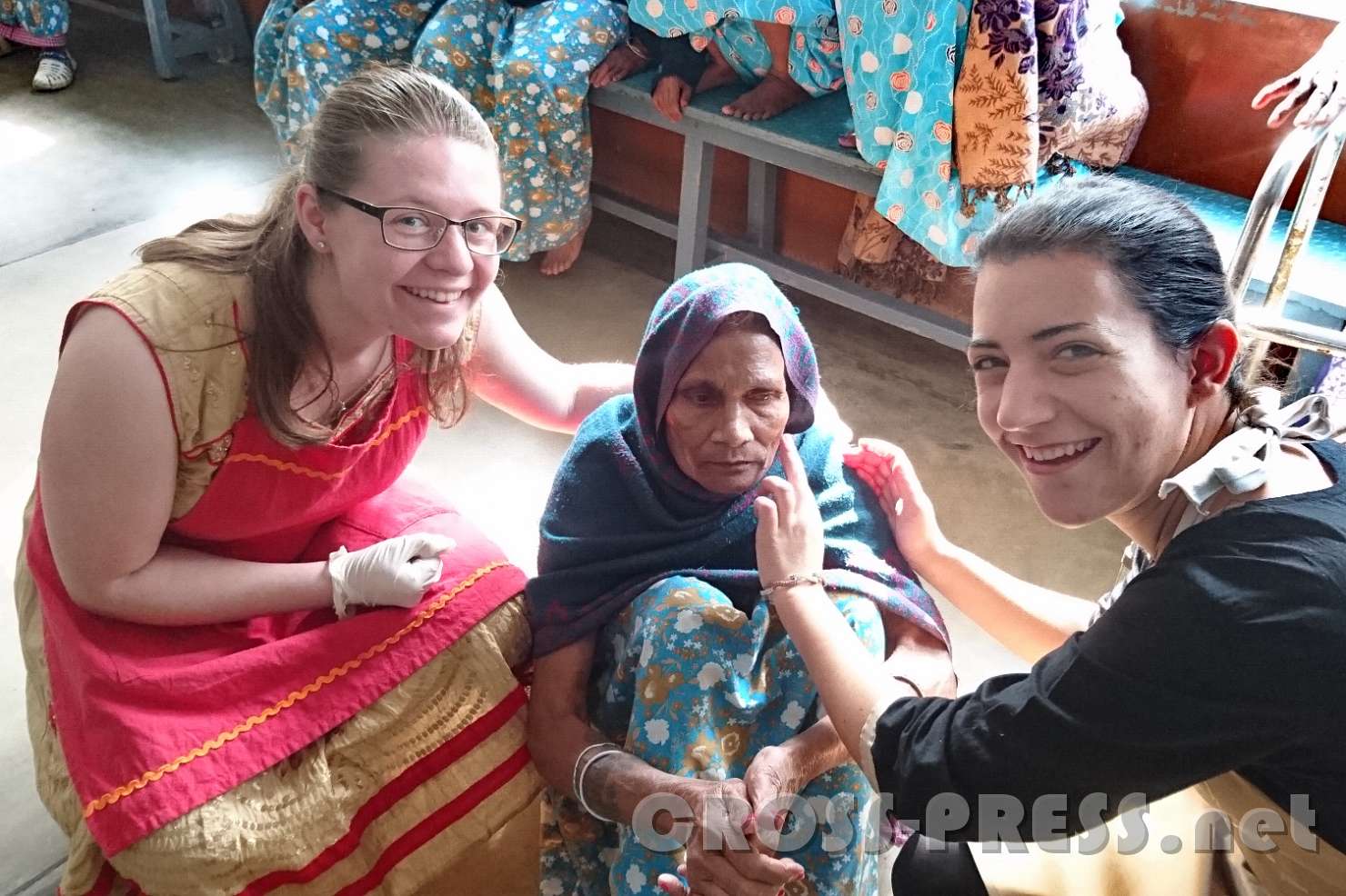 2016.12.14_10.14.42.JPG - Missionseinsatz bei den Mutter Teresa Schwestern in Kalkutta:  Mit viel Liebe kümmerten sich Maria und Veronika um die armen und verstoßenen Menschen.
