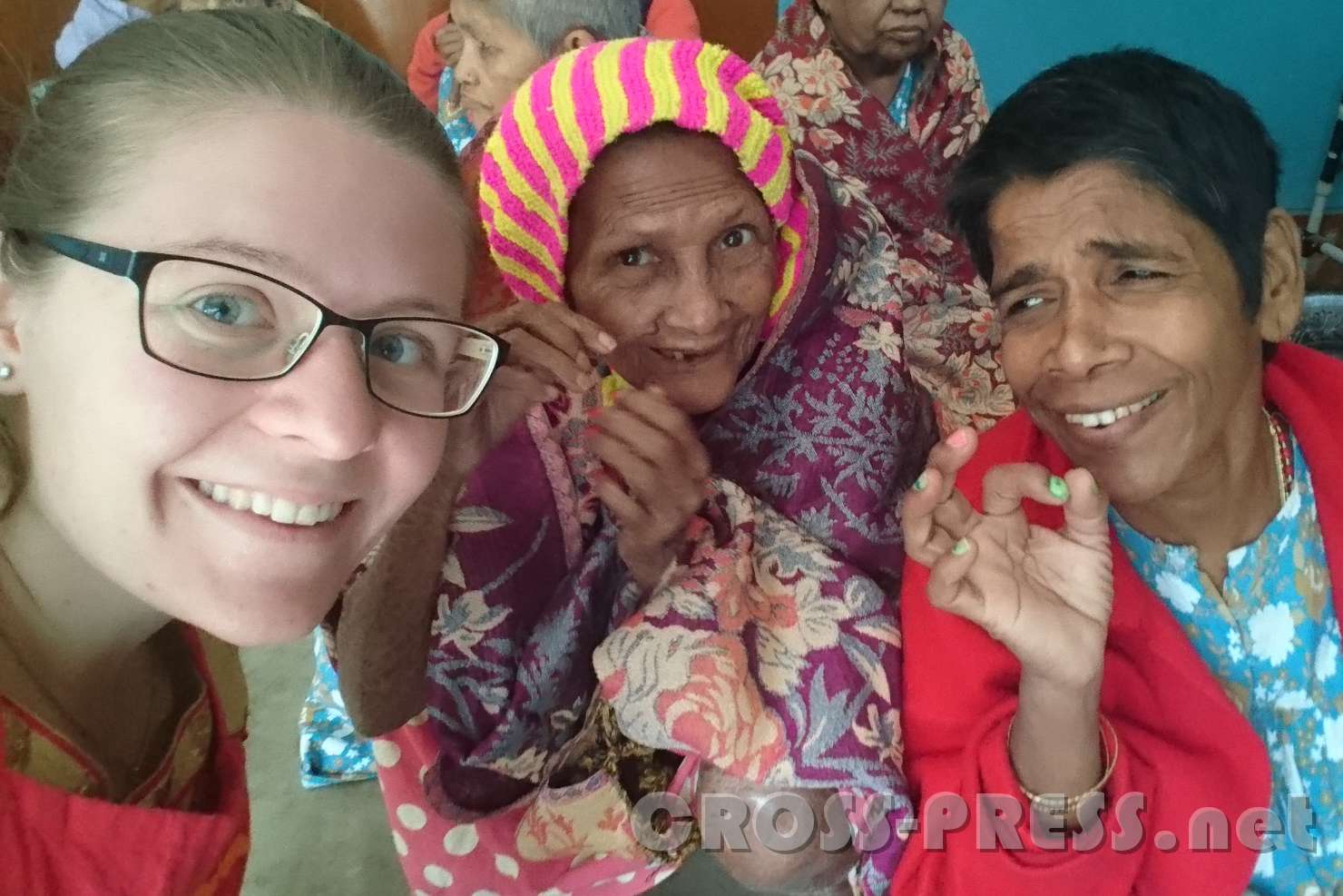 2016.12.14_11.18.10.JPG - Maria mit zwei Frauen von vielen Menschen, die sie mit ihrer Freundin Veronika in Kalkutta bei den Mutter Teresa Schwestern betreut hat. Die Menschen, die dort aufgenommen werden, strahlen viel Freude aus und sind glücklich und sehr dankbar.