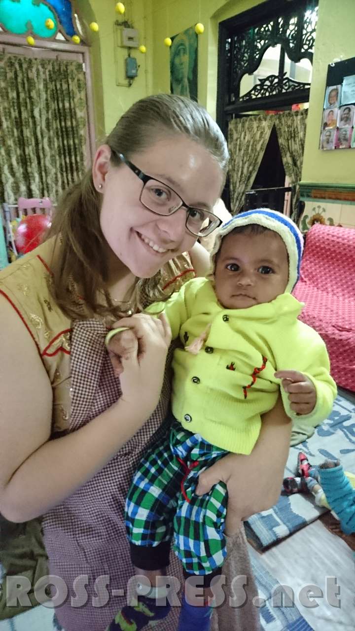 2016.12.14_16.48.47.JPG - Maria mit einem Waisenkind in Kalkutta. Kinder, welche keiner haben möchte, werden liebevoll von den Missionarinnen der Nächstenliebe aufgenommen und versorgt. Maria half dort täglich einige Stunden.