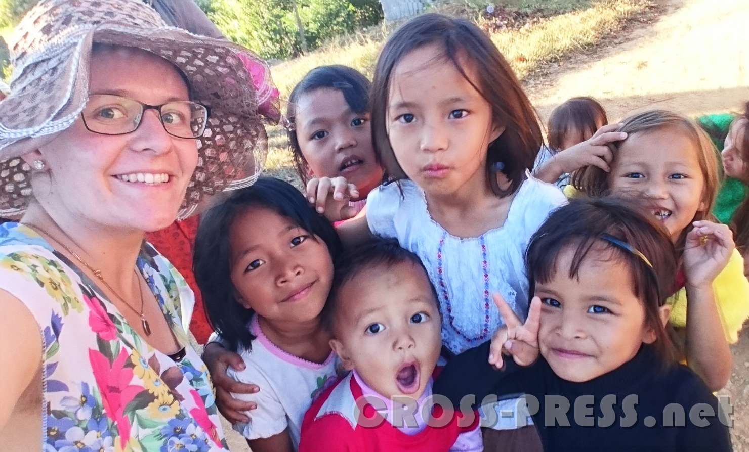2017.01.02_15.58.31.JPG - Maria in Khawlaiung (Mizoram, Indien) mit eingen der vielen lebensfrohen Kinder dort.