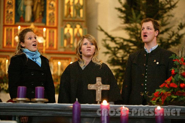 2008.12.13_20.14.55.JPG - Tadellos aufeinander abgestimmt, sang der "Talschluss-Dreigesang" aus Salzburg traditionelle Adventlieder, die die Herzen der Besucher in der eiskalten Kirche erwrmten.